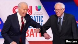 Bernie Sanders et Joe Biden lors d'un débat à Washington le 15 mars 2020.