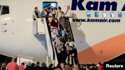 Të evakuarit nga Afganistani duke zbritur në Aeroportin Ndërkombëtar të Shkupit