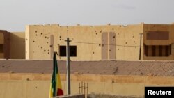Un poste de police criblé de balles à Gao, Mali, le 11 août 2015. (REUTERS/Emma Farge)