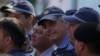 El presidente de Brasil, Jair Bolsonaro, posa con oficiales de policía en la favela Estrutural, en Brasilia, el 27 de abril de 2019.