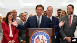 Guvernatori i Floridas DeSantis i qarkuar nga ligjvënësit në Tallahassee, Florida