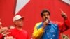 El presidente de Venezuela, Nicolás Maduro, a la derecha, habla junto al general retirado Hugo Carvajal durante el congreso del Partido Socialista en Caracas, el 27 de julio de 2014.