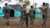 Las Fuerzas Armadas Revolucionarias de Colombia, FARC, rebeldes caminan en su campamento en La Carmelita, cerca de Puerto Asís, en el estado de Putumayo, en Colombia. Foto de archivo.