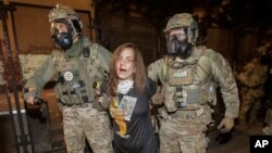 Një protestuese e përgjakur arrestohet nga oficerët federalë gjatë protestave para gjykatës në Portland