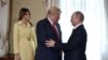 El presidente de Rusia, Vladimir Putin (D), saluda al presidente de Estados Unidos, Donald Trump, durante una reunión en Helsinki, Finlandia, en 2018.