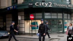 Forte présence de la police belge sur les lieux d'une alerte à la bombe dans une rue commerçante très fréquentée à Bruxelles, le mardi 21 juin 2016.