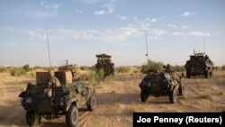 Des soldats français de la patrouille de l'opération Barkhane au nord de Tombouctou, le 6 novembre 2014.