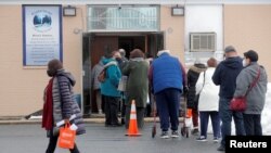 Njerëzit presin në radhë për të marrë vaksinën Pfizer në qendrën komunitare Gateway World Christian Center në Valley Stream, Nju Jork