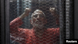Kiongozi wa kundi la Muslim Brotherhood Mohamed Badie akiwa kizuizini kwenye picha ya awali.