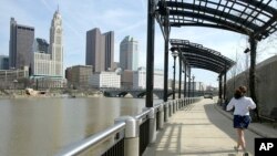 Archivo - En esta foto del 15 de marzo de 2004, una mujer corre junto al río Scioto en Columbus, Ohio, la ciudad más grande nombrada en honor de Cristóbal Colón.