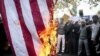 Un grupo de iraníes quema una bandera estadounidense en el aniversario del asalto a la Embajada de Estados Unidos en Teherán, Irán. 4 noviembre 2018. Tasnim News Agency / entrega vía Reuters.