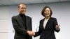 台湾总统当选人蔡英文和他选择的行政院长林全（左）在民进党总部（2016年3月15日）