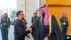 ဆော်ဒီအာရေးဗီးယားနိုင်ငံ၊ Riyadh မြို့ကို ရောက်လာတဲ့ ယူကရိန်းသမ္မတ ဗိုလိုဒီမာ ဇာလန်းစကီး (ဝဲ) နဲ့ ဆော်ဒီအိမ်ရှေ့မင်းသား Mohammed bin Salman (ဖေဖော်ဝါရီ ၂၇၊ ၂၀၂၄)