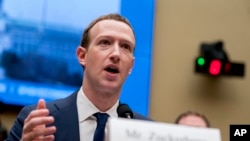 ARCHIVO - El CEO de Facebook, Mark Zuckerberg, testifica durante una audiencia de la Comisión de Energía y Comercio en Capitol Hill sobre el uso de datos de Facebook en las elecciones de 2016 y la privacidad de datos. 11-4-18. AP foto/Andrew Harnik.