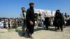 Hombres portan el ataúd de una de las víctimas después del ataque con un dron en la provincia de Nangarhar, Afganistán, el 19 de septiembre, de 2019.