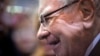 Warren Buffett, CEO de Berkshire Hathaway, habla a la prensa cuando llega a la reunión anual de accionistas de 2019 en Omaha, Nebraska.