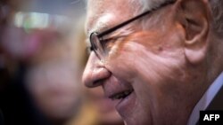 Warren Buffett, CEO de Berkshire Hathaway, habla a la prensa cuando llega a la reunión anual de accionistas de 2019 en Omaha, Nebraska.