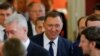 El magnate ruso del aluminio Oleg Deripaska sale del Kremlin, en Moscú, después de las conversaciones del presidente ruso Vladimir Putin con el presidente de Corea del Sur, Moon Jae-in, el 22 de junio de 2018. 