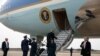 El presidente Donald Trump aborda Air Force One cuando se dirige a un mitin de campaña en Charlotte, N.C., el viernes 26 de octubre de 2018.