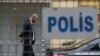 Un guardia de seguridad camina frente a la entrada del consulado de Arabia Saudí en Estambul, el 20 de octubre de 2018.
