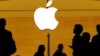 Clientes caminan delante de un logo de Apple en una tienda Apple en Grand Central Station, en Nueva York. Agosto 1, 2018.