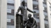 Patung yang menggambarkan budak yang dibebaskan berlutut di hadapan Presiden Abraham Lincoln, di Boston, 25 Juni 2020. (Foto: AP)