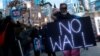 Manifestantes protestaron contra la declaración del presidente de EE. UU. Donald Trump de emergencia nacional para construir un muro fronterizo. La protesta se produjo en el Trump International Hotel & Tower en Manhattan, Nueva York, el 15 de febrero de 2019.