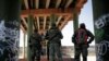 Miembros de la Guardia Nacional de México se ubican bajo el puente Internacional Paso del Norte que conecta Estados Unidos con México, como parte de una operación para evitar que los migrantes crucen ilegalmente a Estados Unidos, en Ciudad Juárez, México, 24 de junio de 2019. 