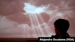 Un niño mira fijamente una pantalla gigante durante la proyección de la película "El mago de Oz" en el Artisphere, en Arlington, Virginia, cerca de Washington, D.C. Foto sin fecha.