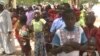 Certains des nombreux anciens otages de Boko Haram qui veulent rentrer chez eux, à Mozogo, Cameroun, 21 octobre 2017. (Moki Edwin Kindzeka/ VOA)