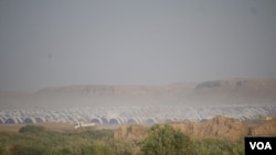 Dans la campagne irakienne, les camps de réfugiés sont construits très vite, à Khazir, Irak, le 9 novembre 2016. (H.Murdock/VOA)
