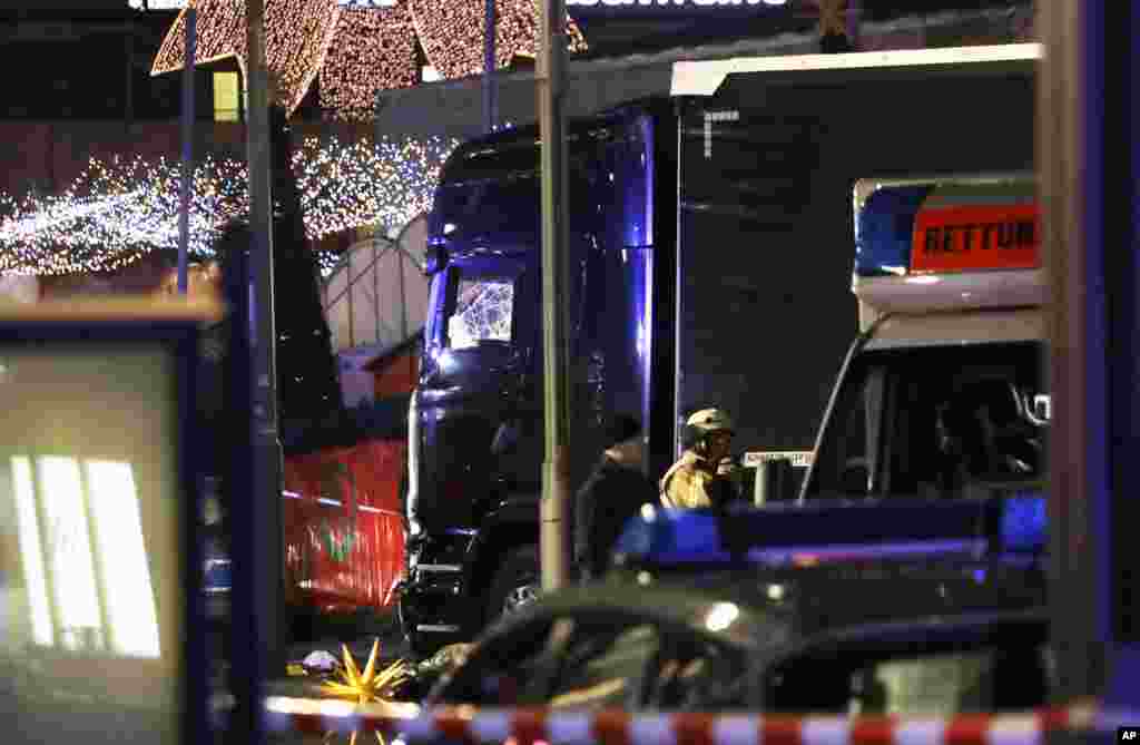 Un policier debout près d&rsquo;un camion qui a foncé dans un marché de Noël à Berlin, Allemagne, 19 décembre 2016.