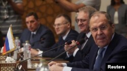 Waziri wa Mambo ya Nje wa Russia Sergei Lavrov (Kulia) akifanya mazungumzo na maafisa wa serikali ya Misri Jumapili Julai 24, 2022 mjini Cairo.