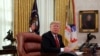 El presidente Donald Trump responde a las preguntas de los medios de comunicación después de hablar con miembros del ejército en una videoconferencia el día de Navidad, el 25 de diciembre de 2018, en la Oficina Oval de la Casa Blanca.