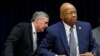 ARCHIVO- El presidente del Comité de Supervisión y Reforma de la Cámara de Representantes, legislador Elijah Cummings, demócrata por Maryland (der.) y el legislador Mark Meadows, republicano por Carolina del Norte, durante audiencia del comité, el 12 de junio de 2019.