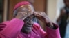 L'archevêque Desmond Tutu, lauréat du prix Nobel de la Paix, lors d'une conférence de presse sur les 20 premières années de liberté en Afrique du Sud à la cathédrale St Georges, au Cap, 23 avril 2014.