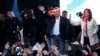 El candidato presidencial Alberto Fernández, de la Unidad Ciudadana, saluda a sus simpatizantes, junto a su candidata a vicepresidente , la expresidenta de Argentina, Cristina Fernández de Kirchner, durante un mitin en Merlo, Buenos Aires, Argentina, el 25 de mayo de 2019. 