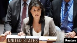 La embajadora de Estados Unidos ante las Naciones Unidas, Nikki Haley, habla durante una reunión del Consejo de Seguridad de la ONU.