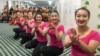中国政府2019年1月5日组织外国记者和政府官员参观新疆和田职业教育训练中心时当地居民为他们表演。