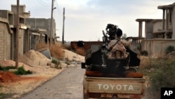 Des membres des forces armées libyennes dans une rue de Benghazi, Libye, le 7 mars 2016.