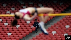 ARCHIVES - une athlète russe, fait une tentative de saut en hauteur pendant les JO 2014 de l'IAAF au Stade National de Chine à Pékin, mercredi 21 mai 2014.