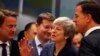 La primera ministra británico, Theresa May, coversa con el primer ministro holandés Mark Rutte, y el primer ministro de Luxemburgo, Xavier Bettel, durante una cumbre de la UE en Bruselas, el 21 de marzo de 2019.