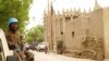 Un Casque bleu patrouille à l’extérieur de la mosquée de Mopti, dans le centre du Mali, le 30 mai 2018.