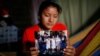 Norma Méndez, esposa del migrante salvadoreño Marvin González, quien murió en un centro de detención en Nuevo México, muestra fotos de Marvin en su casa de Verapaz, El Salvador, el 2 de agosto de 2019. REUTERS/José Cabezas.