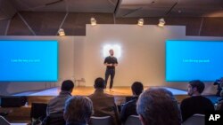 Drew Houston, PDG de Dropbox, détaille les nouveaux produits de son entreprise lors d'une présentation lundi 30 janvier 2017 à San Francisco. 
