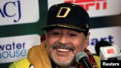 El abogado del exfutbolista señaló que Maradona ayuda a sus hijos, desde hace tres años, a pesar de que no se ha realizado la prueba de ADN.