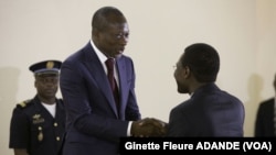  Patrice Talon recevant le rapport des mains du président de la commission, le ministre de la justice Joseph Djogbenou le 28 juin 2016. (VOA/Ginette Fleure ADANDE)