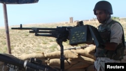 Un soldat égyptien est positionné à un checkpoint à el-Arish city, dans le Sinaï, le 8 juillet 2015.