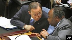 Rais wa Gabon Ali Bongho akiwa na Katibu mkuu wa zamani wa Umoja wa mataifa Ban Ki Moon kwenye mkutano wa baraza la usalama la Umoja wa mataifa mjini New York, Juni 7, 2011,