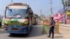 ঢাকার কাছে আমিনবাজার প্রবেশ পথে একজন পুলিশ সদস্য।২৭ অক্টোবর, ২০২৩। এএফপি ফাইল ছবি।